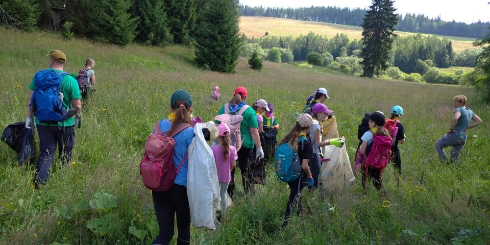 Výprava na lupinu - vlčata a světlušky pomáhají s likvidací invazivní rostliny lupiny mnoholisté. Foto: Jitka Krejcarová